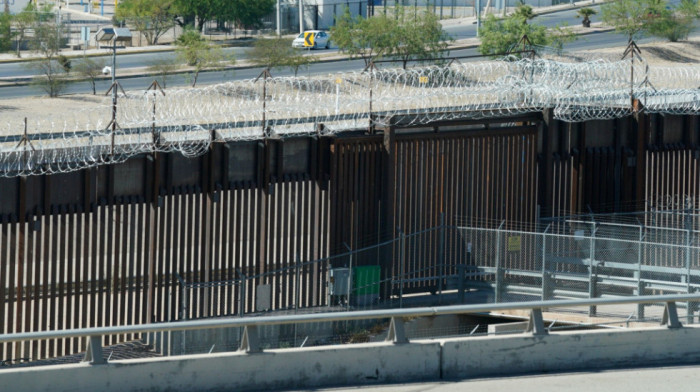 Tvrdio je da niko ne gradi zidove bolje od njega: Trampov zid na granici SAD i Meksika oštećen u nevremenu