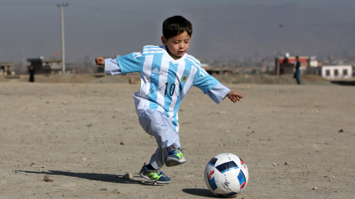 "Pretili su nam i tražili novac": Dečak koji je od kese napravio Mesijev dres napustio Avganistan zbog talibana