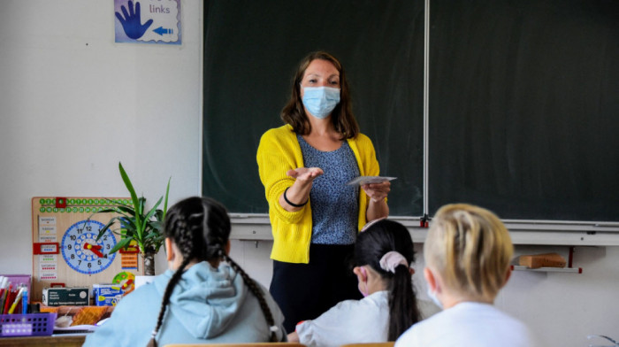 Učiteljica u Sloveniji dobila otkaz jer je odbila vakcinaciju i testiranje na koronavirus