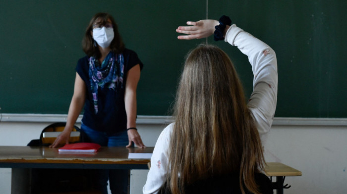 U Hrvatskoj počela školska godina, đaci sa maskama u klupama
