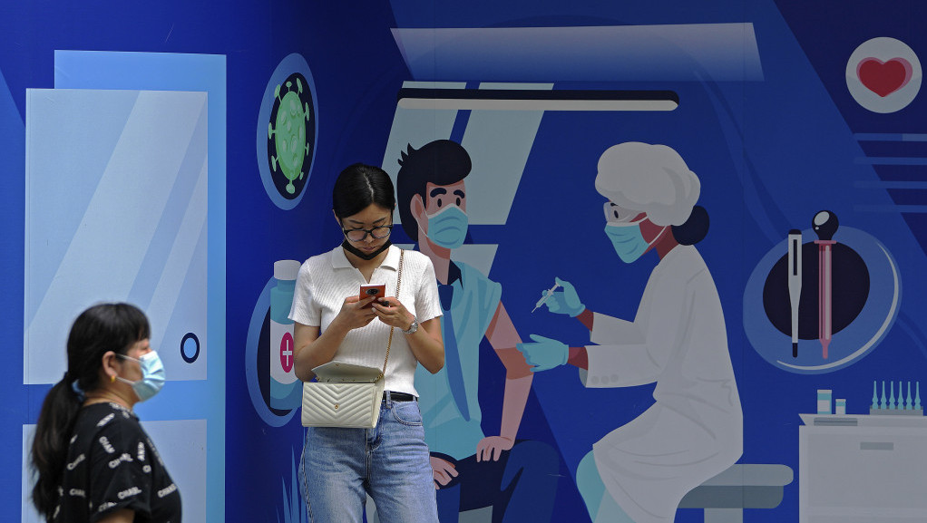 "Pripremite zdravstveni kod i ličnu kartu": Kineze koji dolaze na testiranje dočekuje robot (VIDEO)