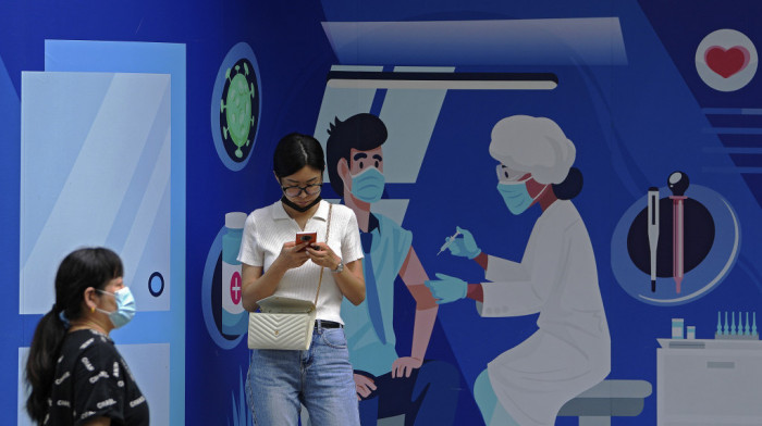 "Pripremite zdravstveni kod i ličnu kartu": Kineze koji dolaze na testiranje dočekuje robot (VIDEO)