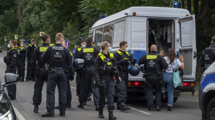 Demonstracije u Berlinu: Hiljade ljudi na ulicama protiv kovid mera, povređena četiri policajca