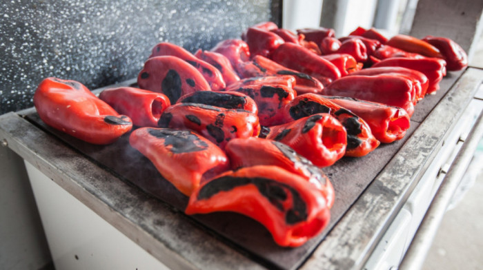 Stigla sezona ajvara: Kolike su kazne za pečenje paprika na terasi i kada komšije mogu da vam zovu vatrogasce