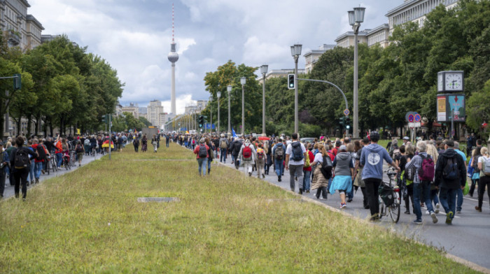 Uprkos zabranama više hiljada ljudi na ulicama Berlina zbog epidemioloških mera