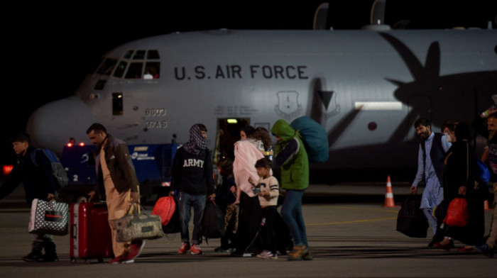 Prvi avion s izbeglicama iz Avganistana sleteo na Kosovo: Privremena zaštita za saradnike SAD