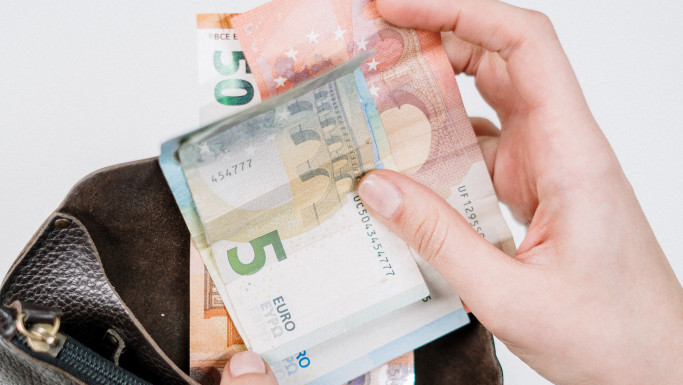 Uplata državne pomoći počinje sutra - penzionerima po 5.900 dinara