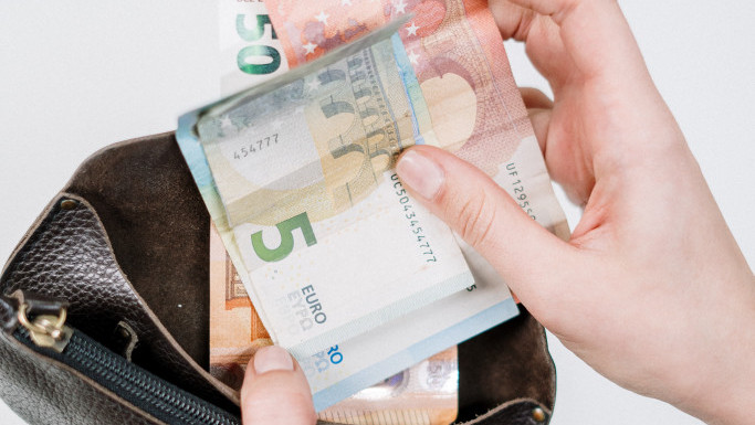 Uplata državne pomoći počinje sutra - penzionerima po 5.900 dinara