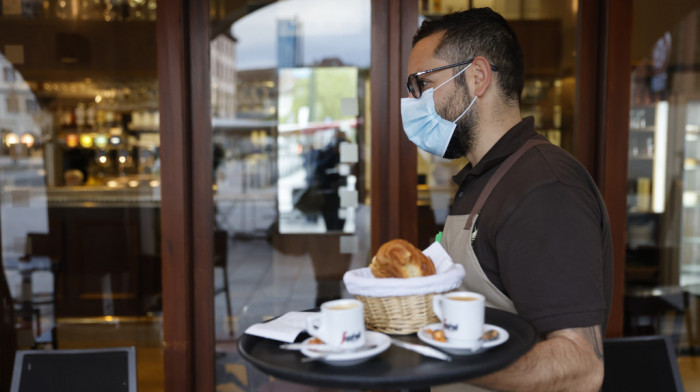 Pariz: Radnici u uslužnim delatnostima moraju da imaju potvrdu o vakcinaciji ili negativan test pri dolasku na posao