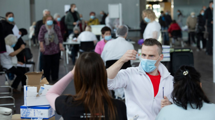 Fajzer i Biontek: Zbog omikrona će možda biti potrebna četvrta doza