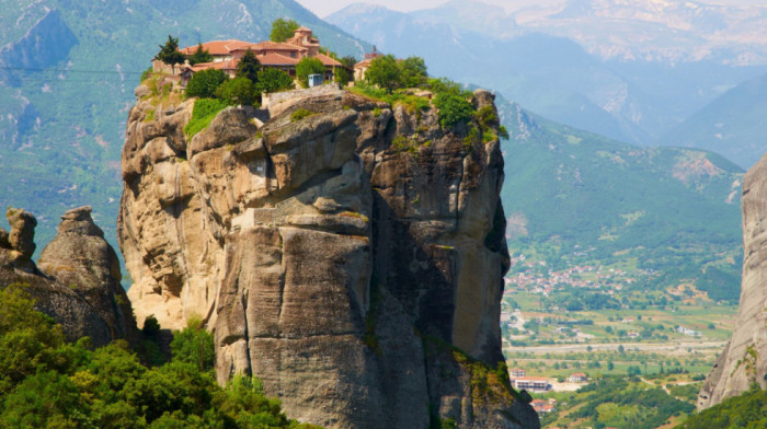 "Lebdeći manastiri" i simpatično naselje u podnožju stena: Idealna jesenja destinacija u Grčkoj