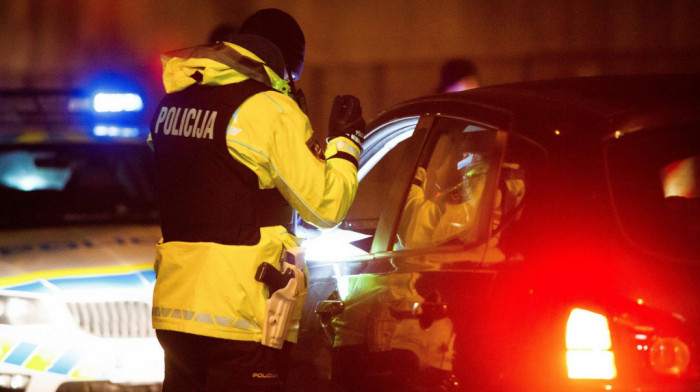 Turski državljanin bežao od policije u Sloveniji pa vozilom udario u njih, povređena tri policajca