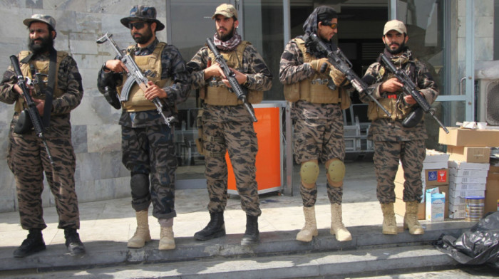 Talibani paradiraju Kabulom i poziraju u napuštenim američkim avionima