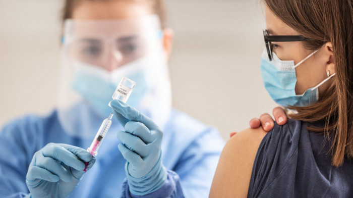 Više od dve trećine Britanaca primilo obe doze vakcine