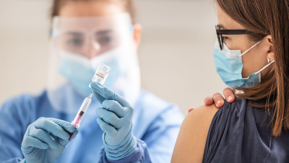Više od dve trećine Britanaca primilo obe doze vakcine
