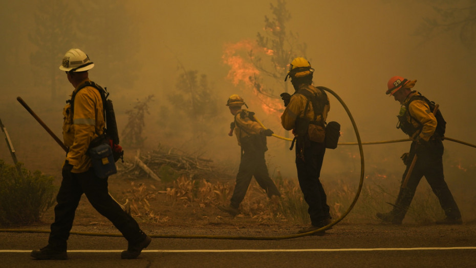 Evakuisano odmaralište u Kaliforniji: Vatrogasci brane jezero Taho od požara