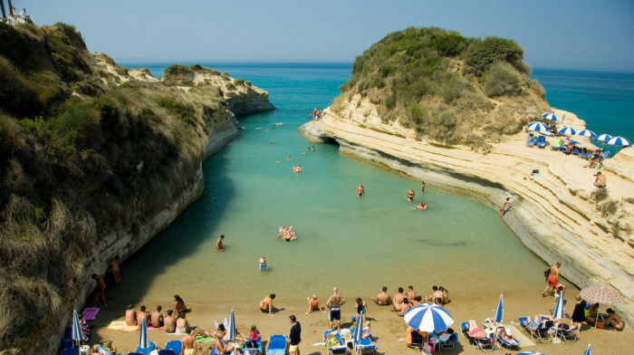 Jedinstvena plaža na severu Krfa o kojoj kruži zanimljiva legenda: Ko prepliva ovaj kanal uskoro će pronaći ljubav