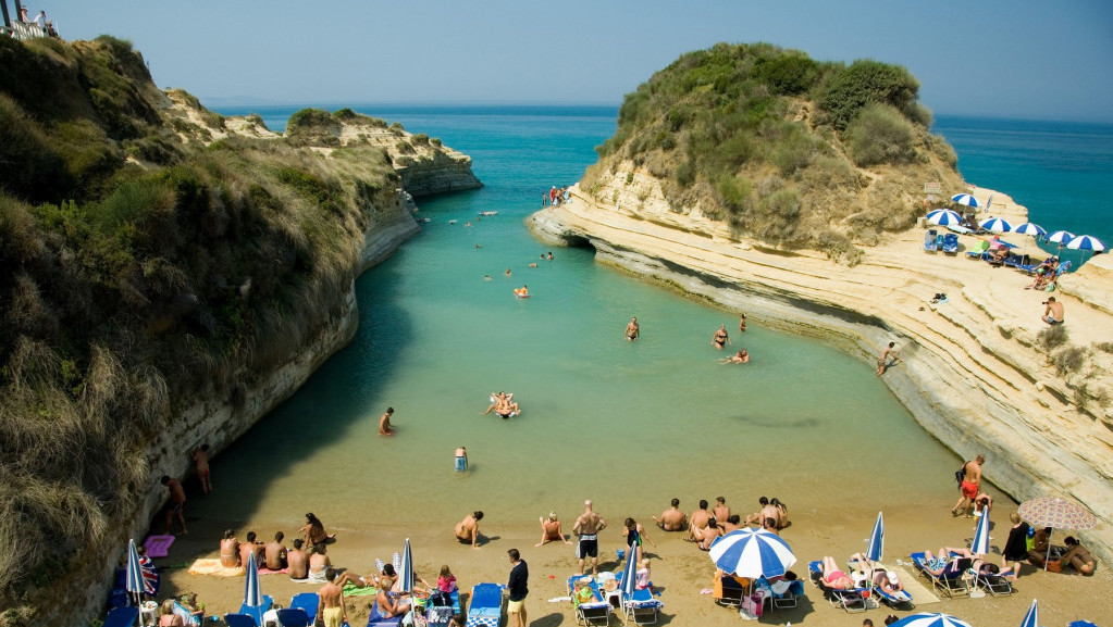 Jedinstvena plaža na severu Krfa o kojoj kruži zanimljiva legenda: Ko prepliva ovaj kanal uskoro će pronaći ljubav