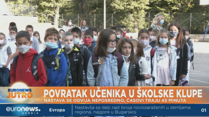 Počela školska godina u Srbiji, na snazi "semafor sistem": U većini samouprava đaci su u klupama