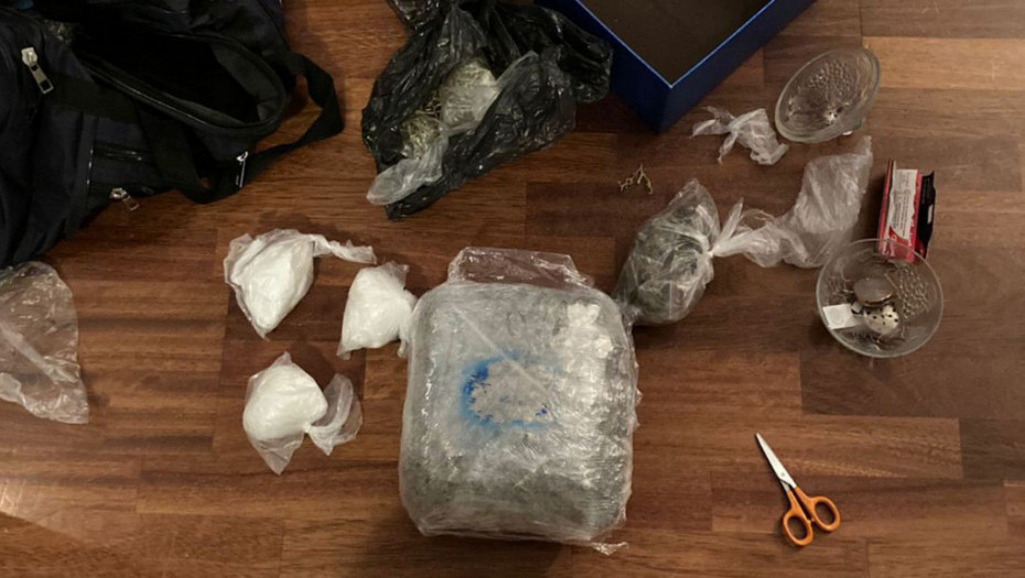 Uhapšena starica zbog proizvodnje i prodaje narkotika: Policija u stanu pronašla heroin, vagicu i novac