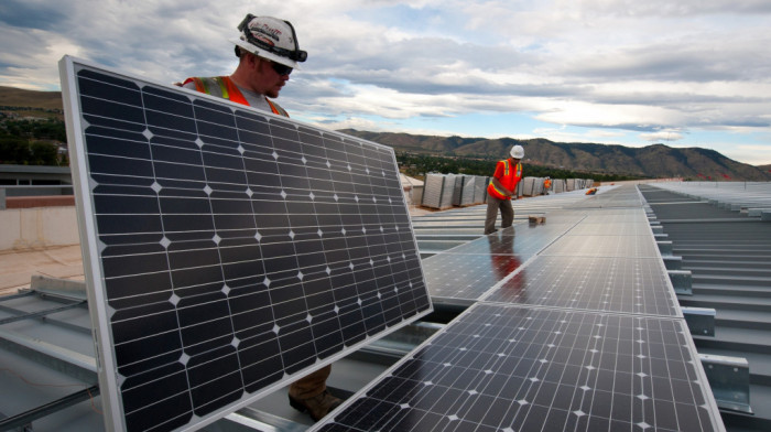 Lakićević: Subvencionisanje zamene stolarije i postavljanje solarnih panela doprineće smanjenju potrošnje energije