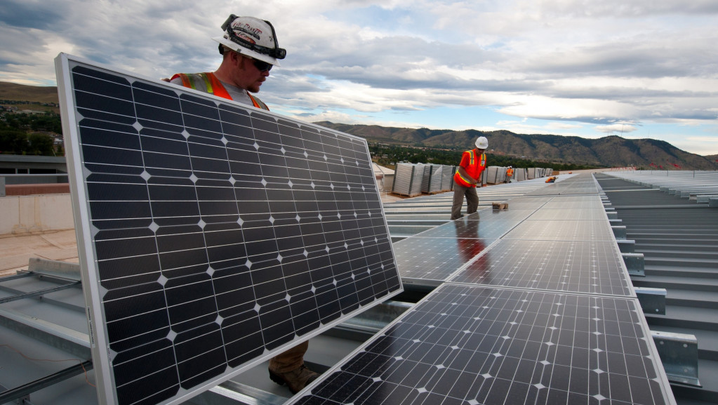 Lakićević: Subvencionisanje zamene stolarije i postavljanje solarnih panela doprineće smanjenju potrošnje energije