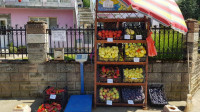 "Poslužite se sami, novac ubacite u sanduče" : Nevena i Aleksandar prodaju voće i povrće na poverenje