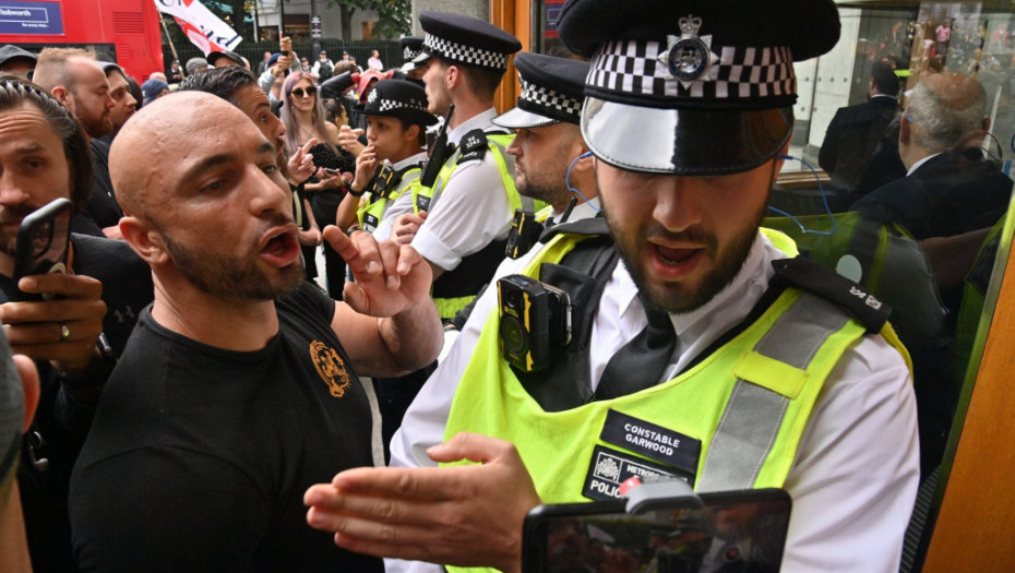 Sukob policije i antivaksera u Londonu, demonstranti pokušali da upadnu u zgradu Regulatorne agencije za lekove