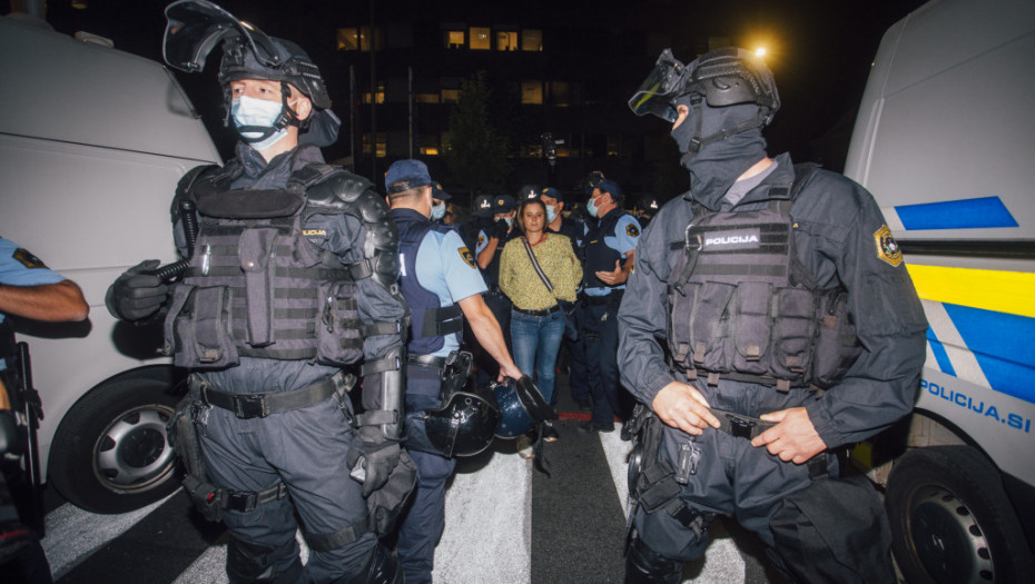 Nekoliko policajaca povređeno tokom protesta u Ljubljani