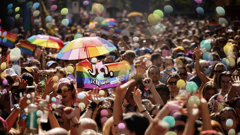 Učesnici Parade ponosa u Cirihu traže legalizaciju istopolnih brakova