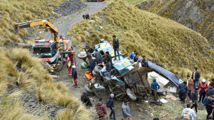 Putnički autobus pao niz klisuru u Boliviji, poginula 21 osoba