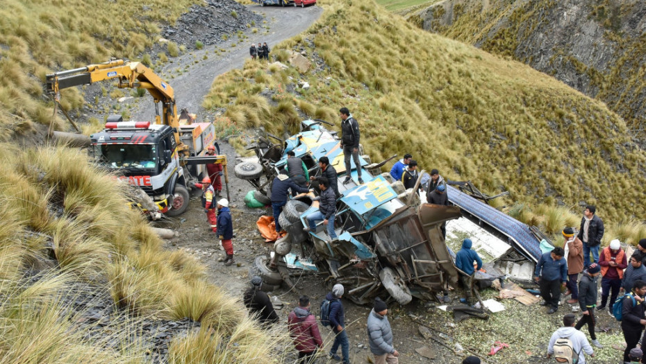Putnički autobus pao niz klisuru u Boliviji, poginula 21 osoba
