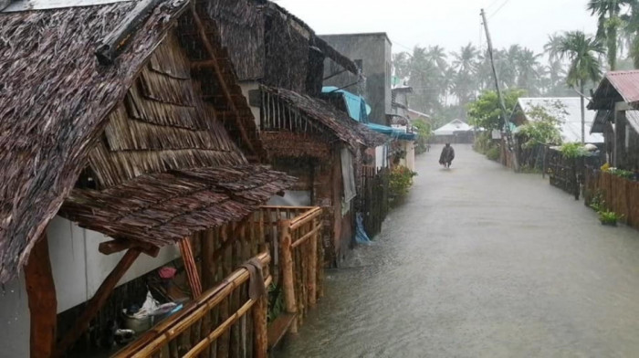 Tajfun Konson pogodio Filipine, neki delovi zemlje bez struje