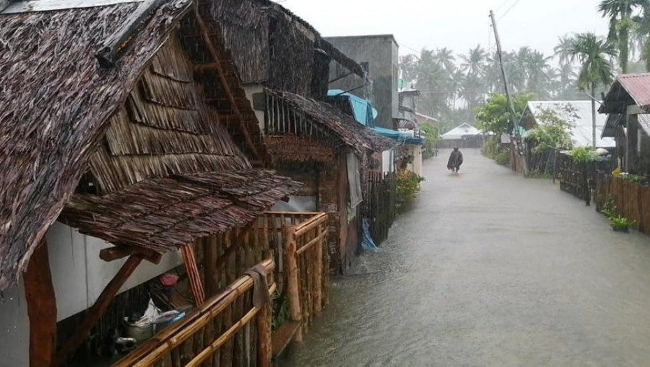 Tajfun Konson pogodio Filipine, neki delovi zemlje bez struje