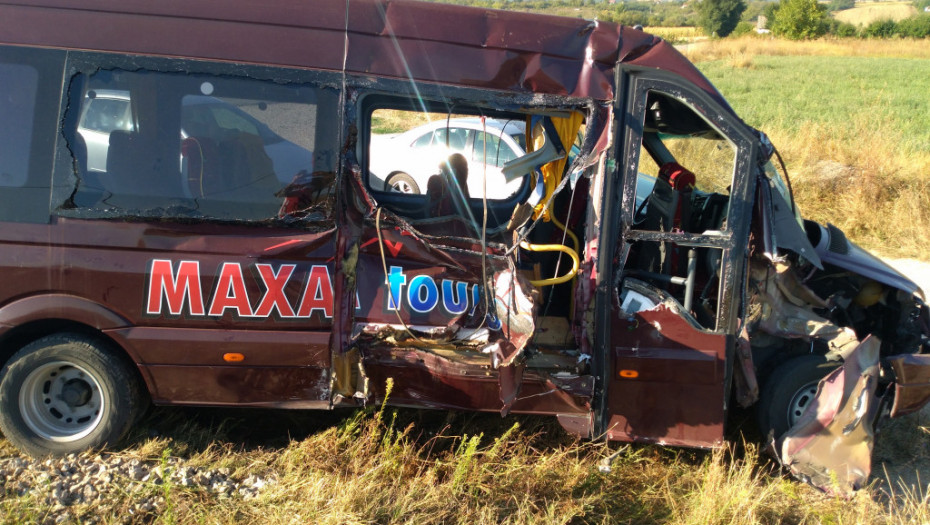U sudaru autobusa i voza kod Pirota povređeno 13 osoba