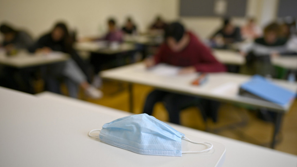 Hrvatski učenik posle dve nedelje ponovo u školi, došao sa maskom na licu