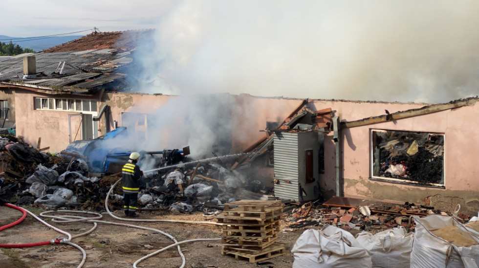 Požar u nekadašnjoj fabrici dečjeg nameštaja u Pirotu