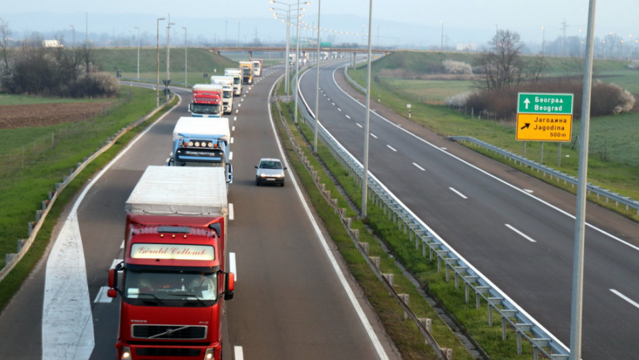 Potencijalna opasnost na putevima: Kamioni rasipaju teret - da li su cirade obavezne?