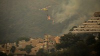 Požari bukte u Španiji: Poginuo vatrogasac, evakuisano hiljadu ljudi