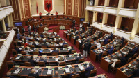 Albanski parlament: Obavezna vakcinacija poslanika protiv koronavirusa