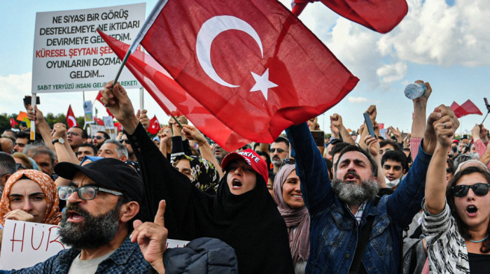 U Istanbulu više od 2.000 demontranata na protestu protiv korona mera