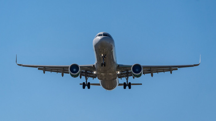 Avion Ameriken erlajnsa se vratio u Majami jer putnica nije htela da nosi masku