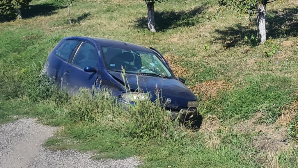Saobraćajna nezgoda kod Čačka: Punto sleteo sa puta i završio u kanalu
