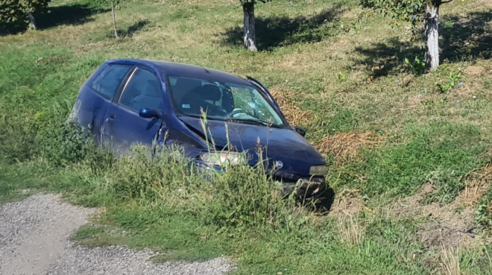 Saobraćajna nezgoda kod Čačka: Punto sleteo sa puta i završio u kanalu