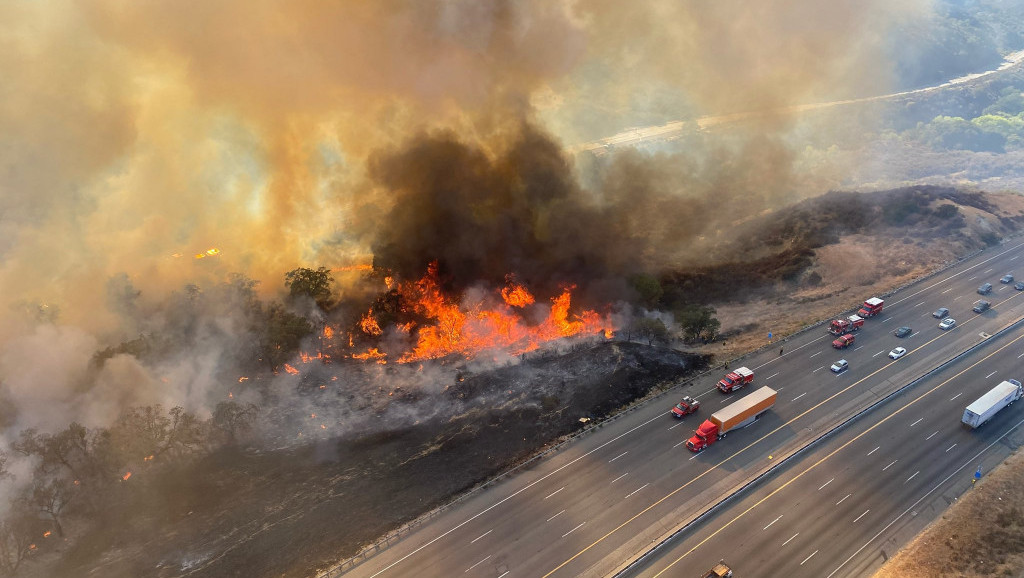 Zbog požara u Kaliforniji zatvoren deo velikog auto-puta