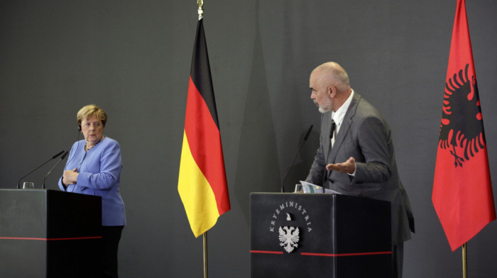 Bura na mrežama zbog detalja sa konferencije Rame i Merkelove: Da li je albanski premijer ignorisao kosovske novinare