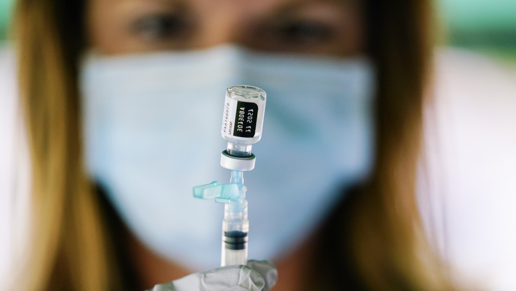 Francuska suspenduje 3.000 zdravstvenih radnika jer nisu primili vakcinu protiv koronavirusa