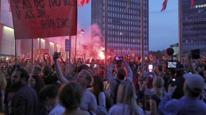 Haos na protestu protiv antikovid mera u Sloveniji: Letele baklje, policija kooristila suzavac i vodene topove