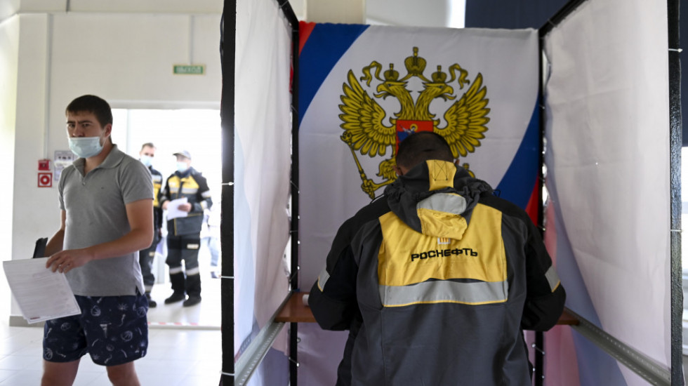 "Prekrivanje kamera, listići skriveni u jakni": Društvene mreže preplavili snimci i optužbe za krađu glasova u Rusiji