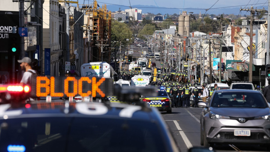 Napadnuti zdravstveni radnici, slučajevi korone obaraju rekorde - policija spremna za četvrdi dan protesta u Melburnu